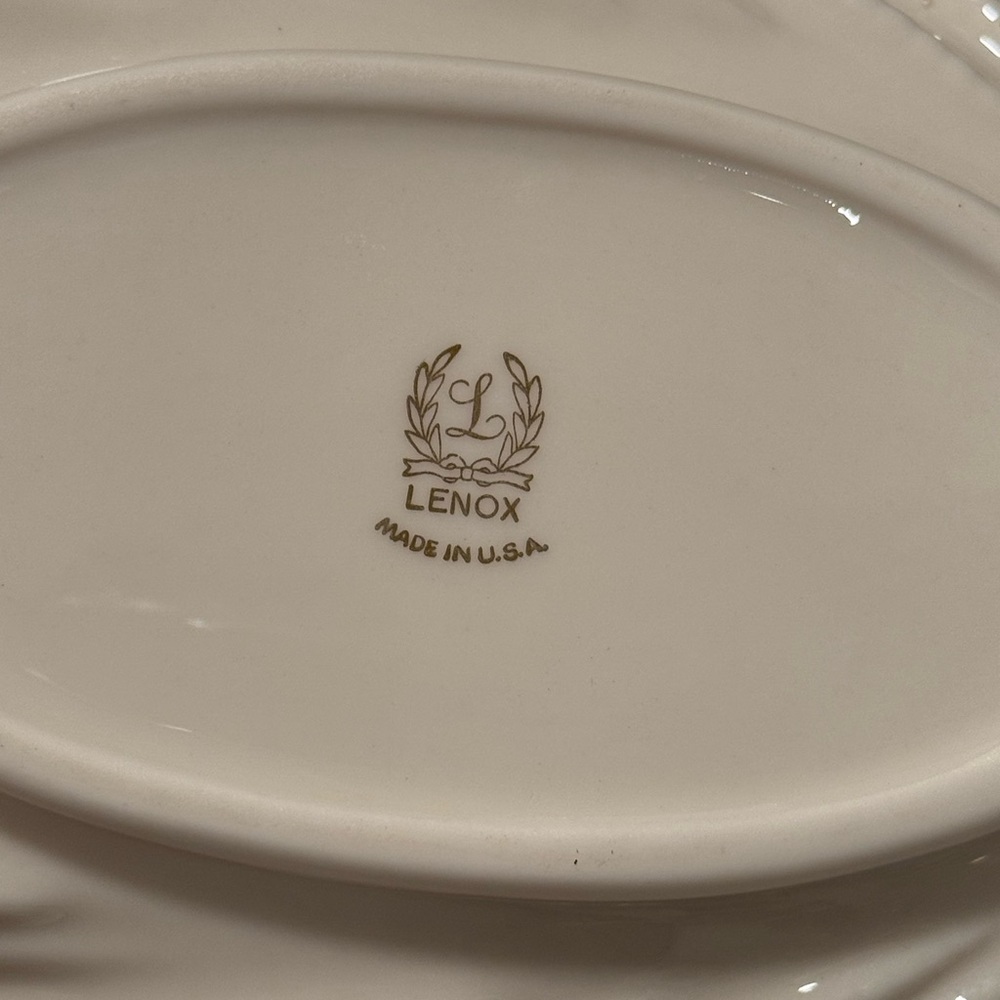 Lenox Acanthus Ivory and 24k Gold Porcelain Leaf Bowl - Picture 5 of 10